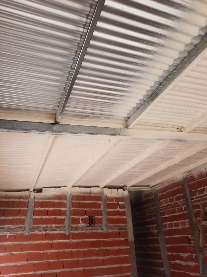 Muro de ladrillo y estructura de cubierta revestidos con poliuretano expandido.